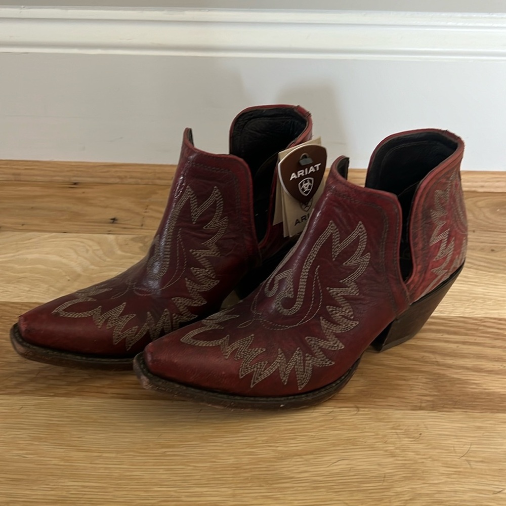 *Brand New* Ariat booties